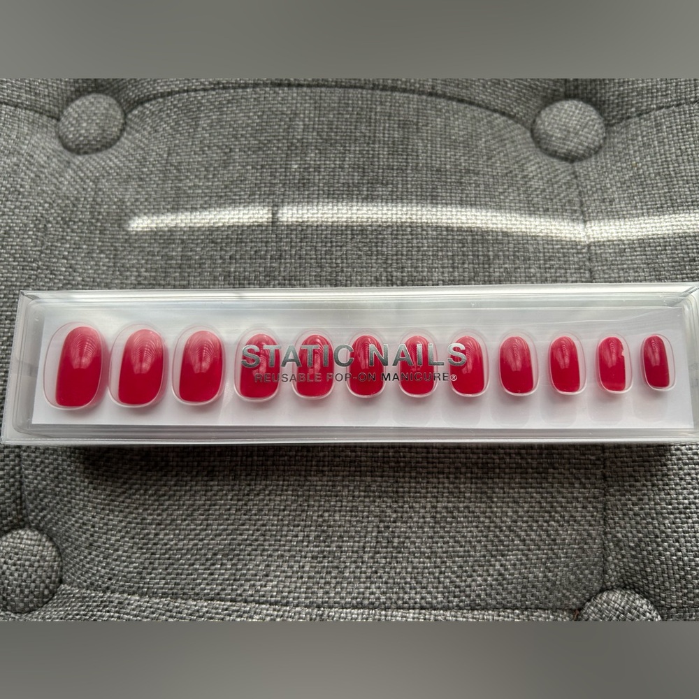 Static Nails Round Press On Set
“Cosmo Please”